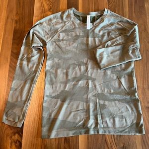 Like new!  Athleta seamless training shirt in Green Camo